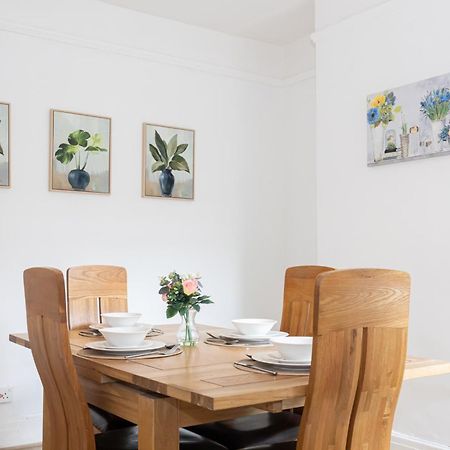 Bright & Modern 3 Bedroom Old Trafford Home Манчестър Екстериор снимка