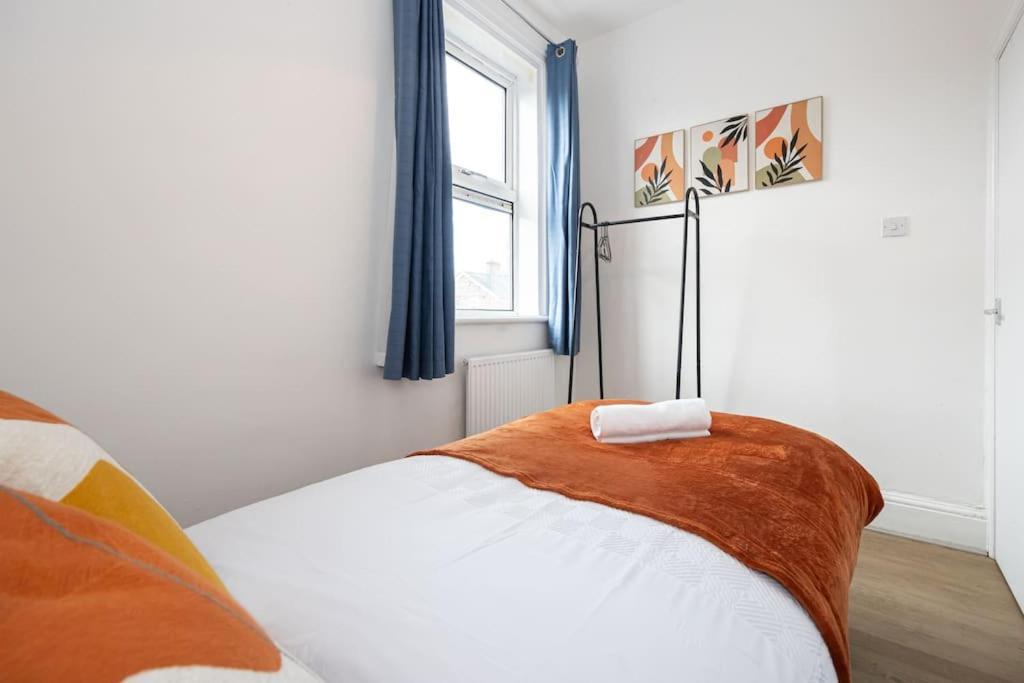 Bright & Modern 3 Bedroom Old Trafford Home Манчестър Екстериор снимка