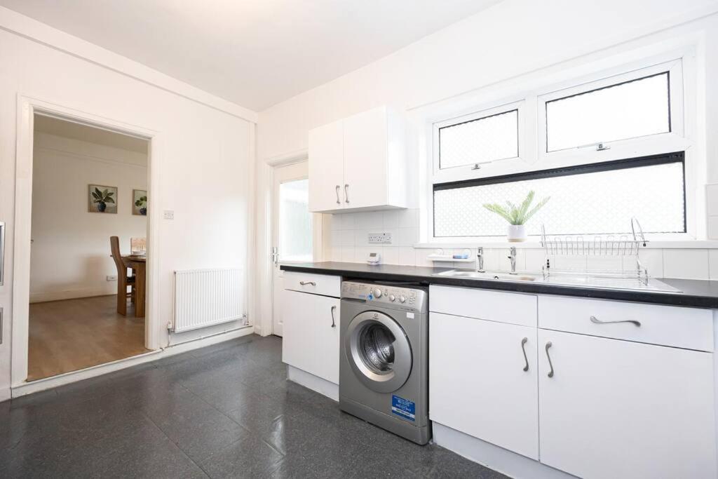 Bright & Modern 3 Bedroom Old Trafford Home Манчестър Екстериор снимка