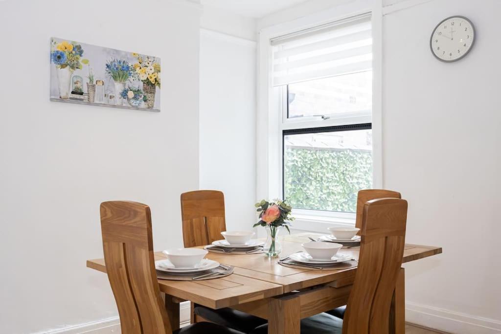 Bright & Modern 3 Bedroom Old Trafford Home Манчестър Екстериор снимка