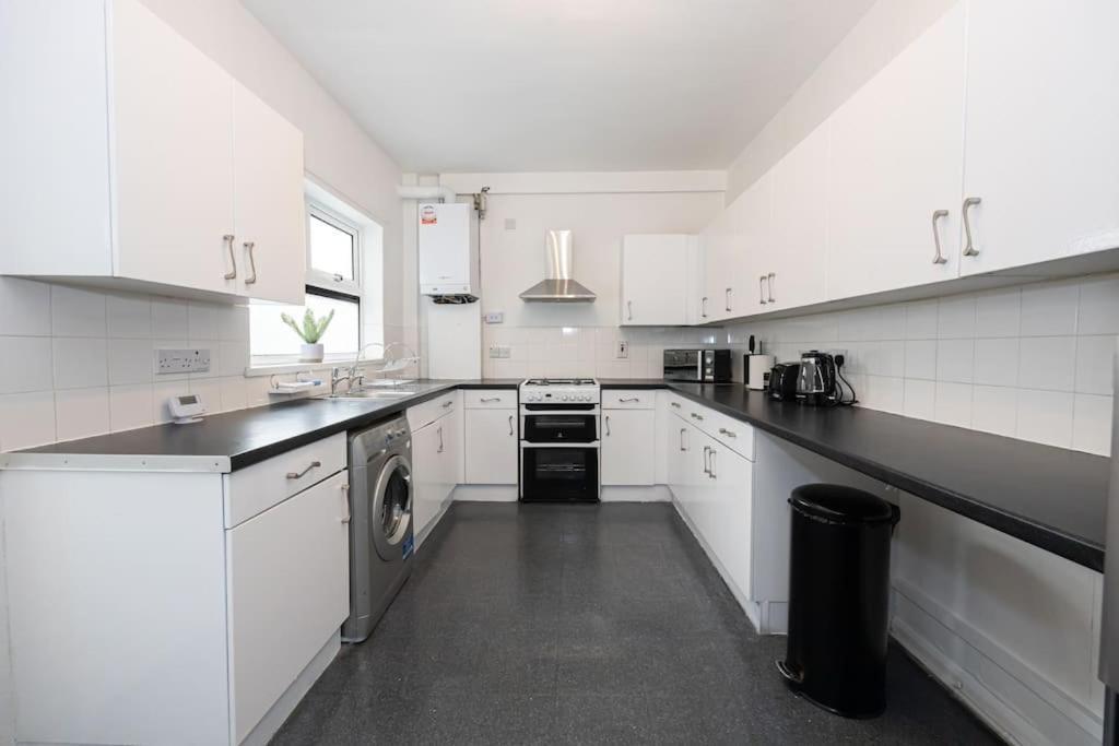Bright & Modern 3 Bedroom Old Trafford Home Манчестър Екстериор снимка