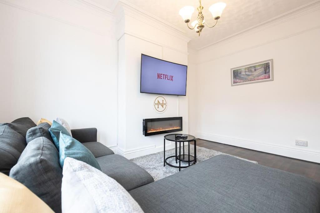 Bright & Modern 3 Bedroom Old Trafford Home Манчестър Екстериор снимка