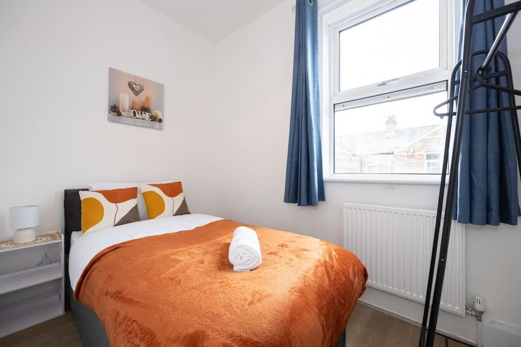 Bright & Modern 3 Bedroom Old Trafford Home Манчестър Екстериор снимка