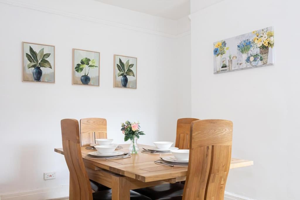 Bright & Modern 3 Bedroom Old Trafford Home Манчестър Екстериор снимка