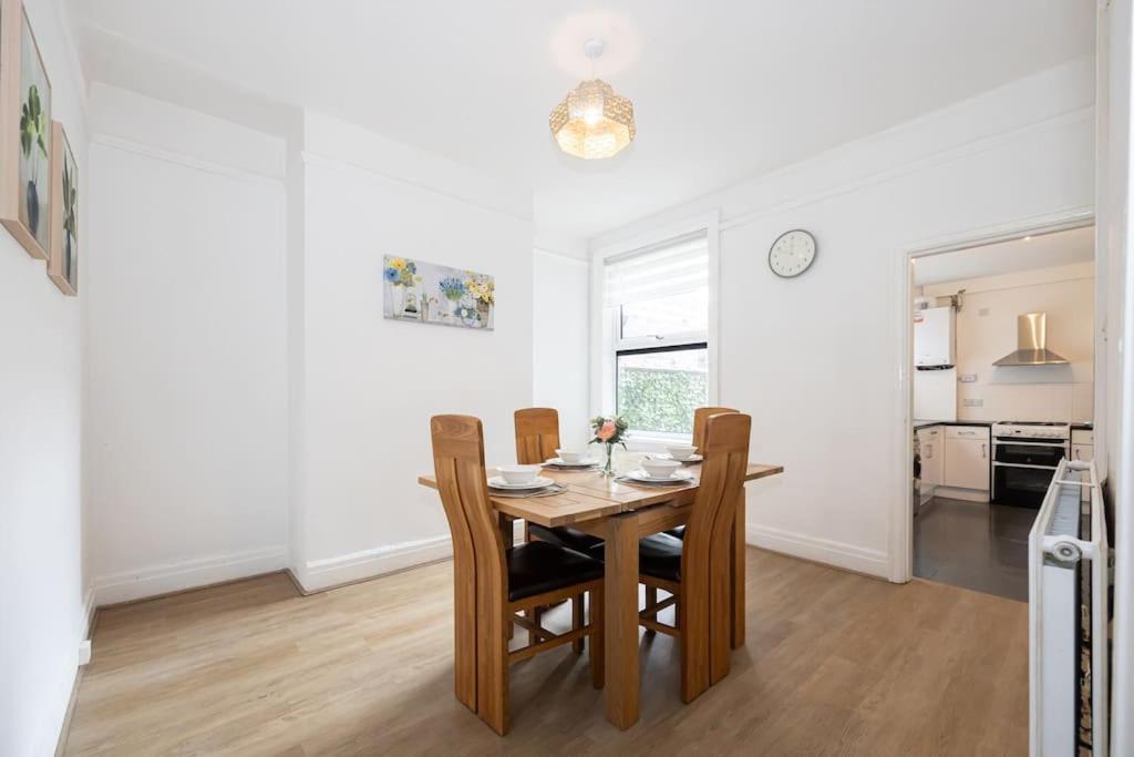 Bright & Modern 3 Bedroom Old Trafford Home Манчестър Екстериор снимка