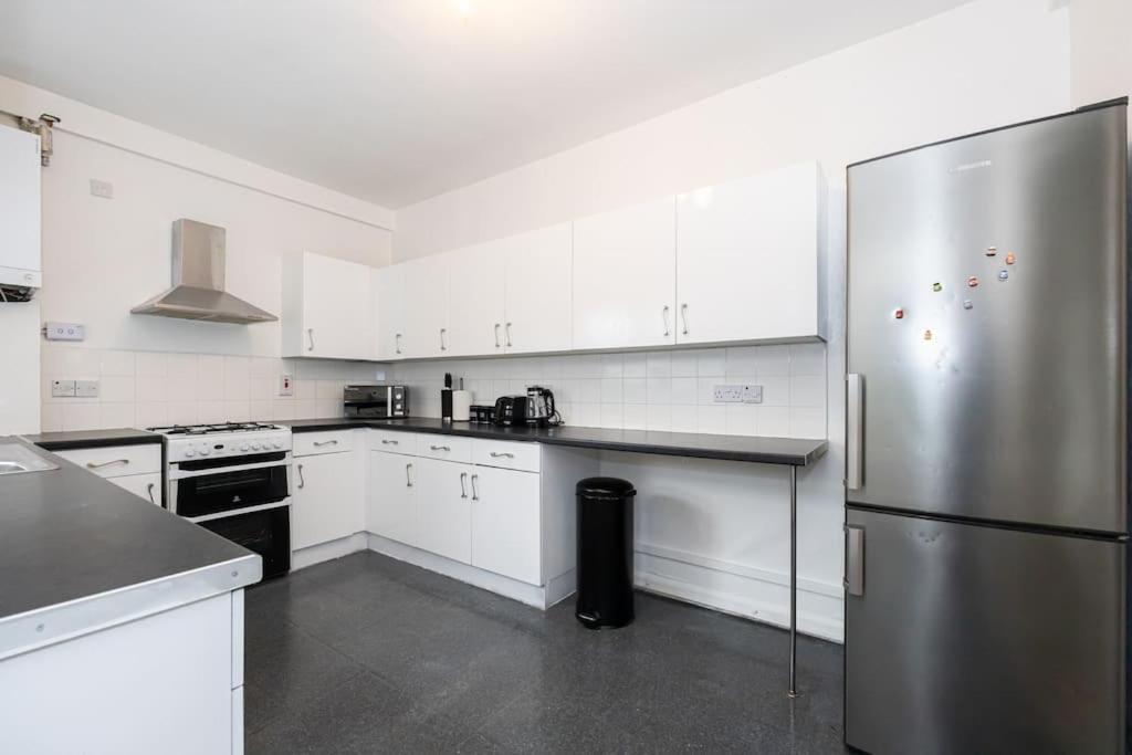 Bright & Modern 3 Bedroom Old Trafford Home Манчестър Екстериор снимка