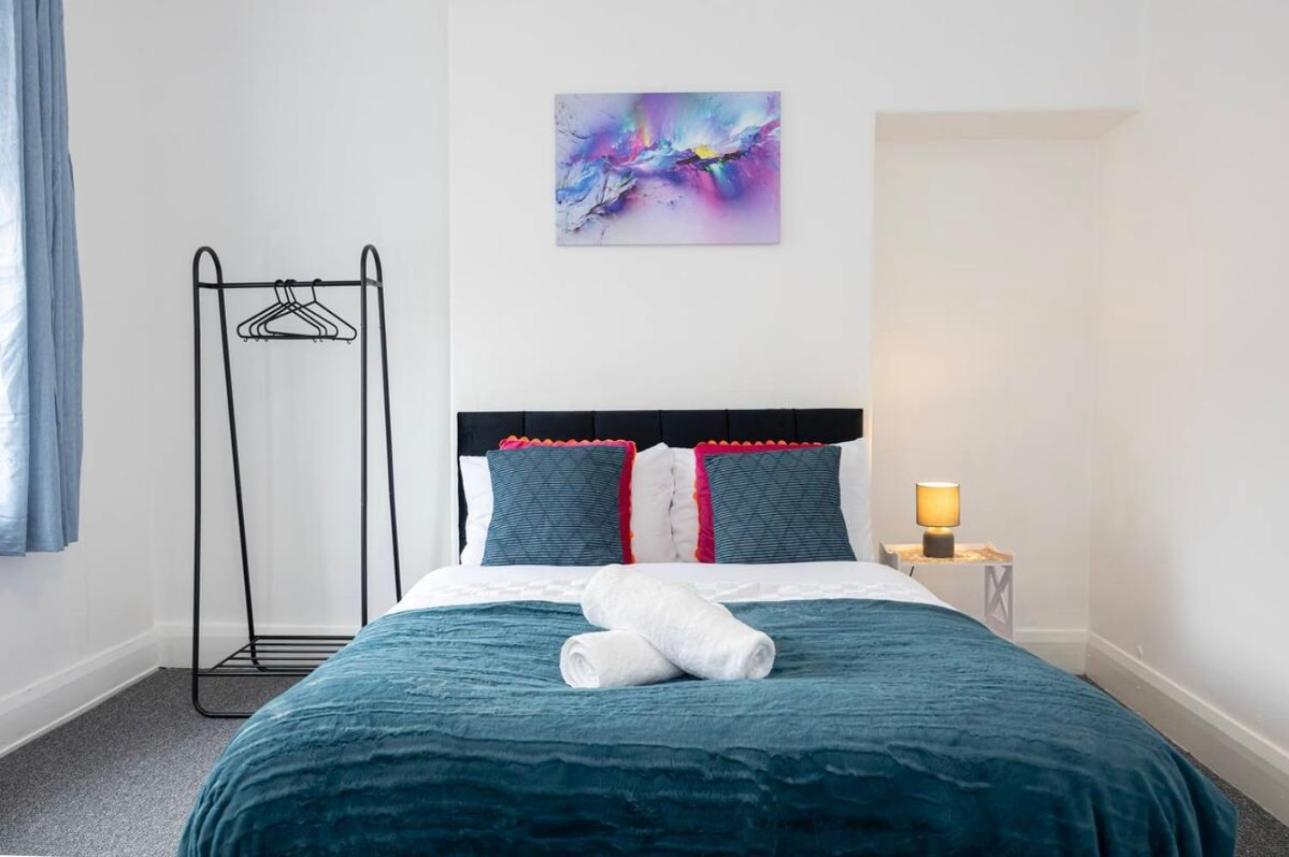 Bright & Modern 3 Bedroom Old Trafford Home Манчестър Екстериор снимка