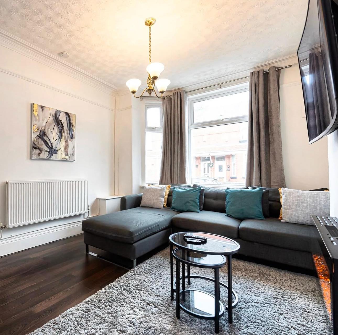 Bright & Modern 3 Bedroom Old Trafford Home Манчестър Екстериор снимка