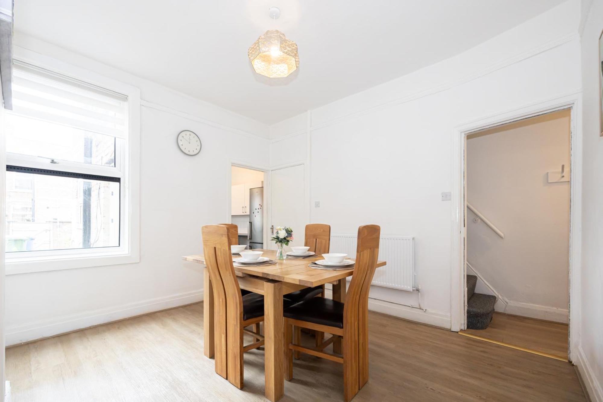 Bright & Modern 3 Bedroom Old Trafford Home Манчестър Екстериор снимка