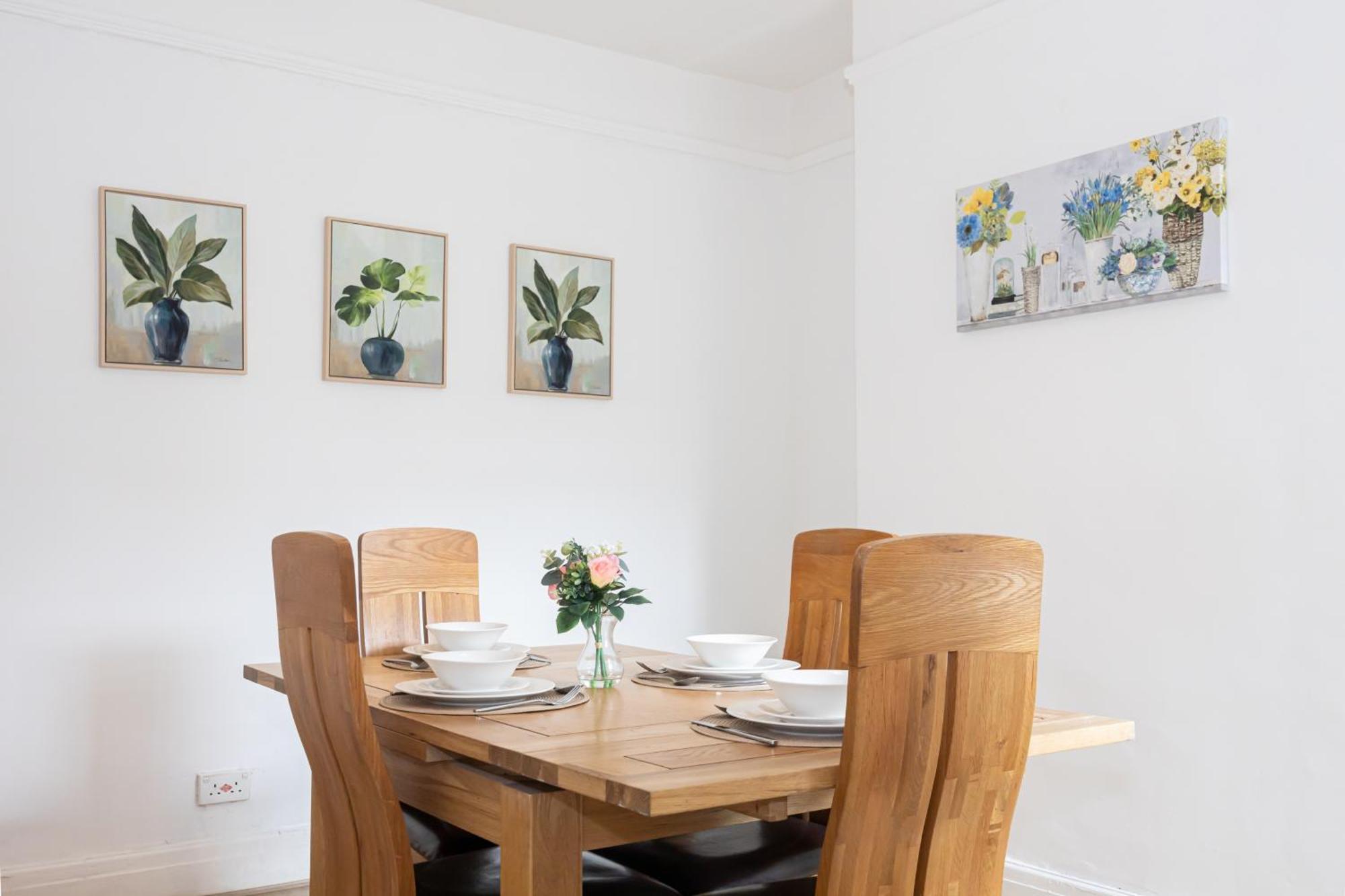 Bright & Modern 3 Bedroom Old Trafford Home Манчестър Екстериор снимка